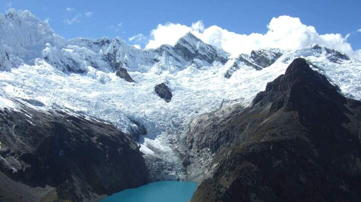 Die Laguna Arhuaycocha in der Cordillera Blanca. Die Route der inklusiven Trekkingtour führt durch das benachbarte Hochtal. | © DAV Offenbach, Sascha Mache