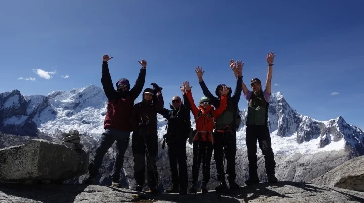 Jubelnde Gruppe in Peru am Sentillo um 5000m | © Sascha Mache Jubelnde Gruppe in Peru am Sentillo um 5000m | © Sascha Mache