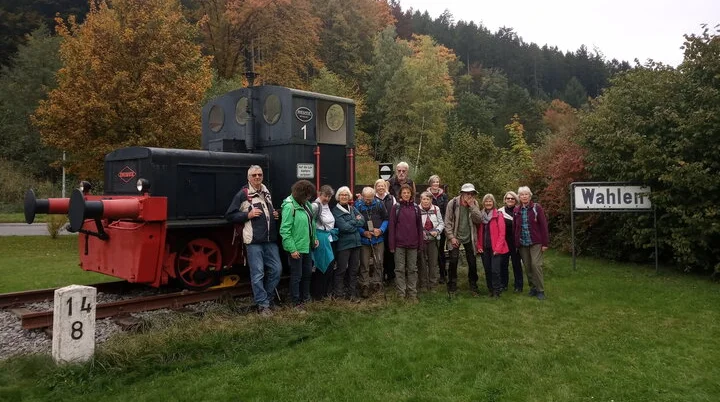 Wandergruppe am Bahnhof der Überwaldbahn in Wahlen im Odenwald | © DAV Offenbach, Holger Hanke Wandergruppe am Bahnhof der Überwaldbahn in Wahlen im Odenwald | © DAV Offenbach, Holger Hanke